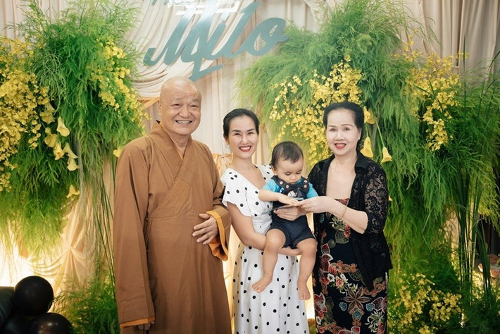 Bố mẹ đẻ của Võ Hạ Trâm có mặt trong tiệc sinh nhật của bé Milo.