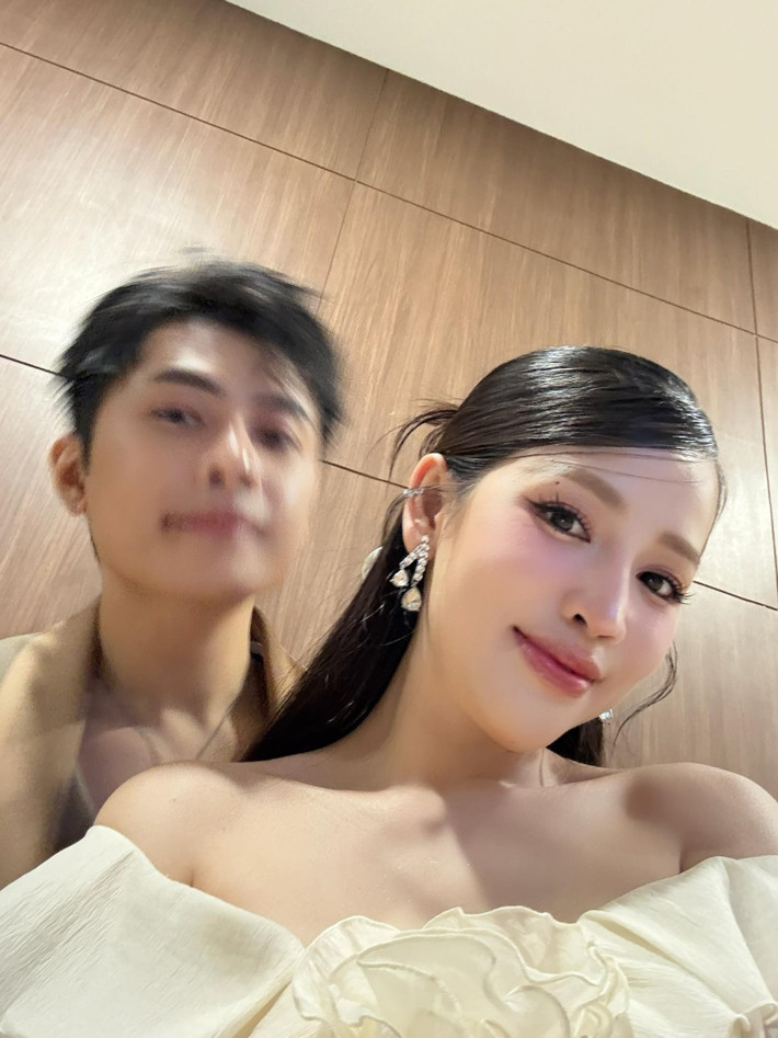 Đăng tải khoảnh khắc 'dìm hàng' Gin Tuấn Kiệt, Puka viết: "Lâu lắm rồi hai vợ chồng không có chụp ảnh selfie với nhau". Đáp lời vợ, Gin Tuấn Kiệt: "Tại vậy nên mới lâu lắm đó".