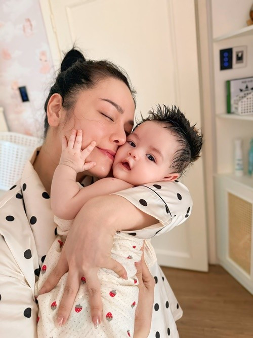 Dù bận rộn với công việc, Nhật Kim Anh vẫn cố gắng dành nhiều thời gian chăm sóc con gái. Ảnh: FB Nhật Kim Anh.