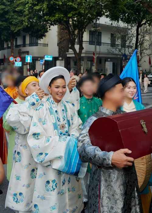 H’hen Niê được chồng giúp chỉnh sửa phục trang tại sự kiện. Ảnh: FB H'hen Niê.