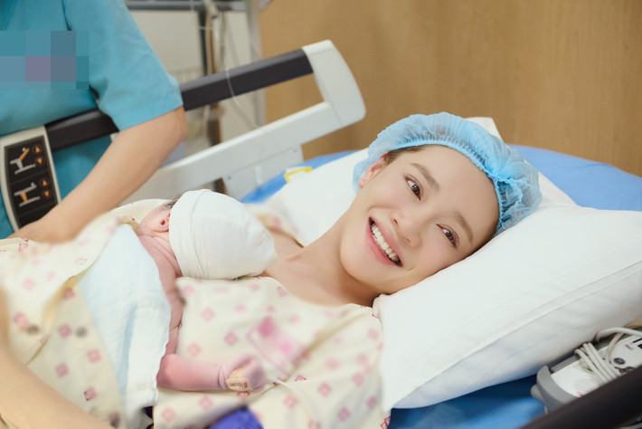 Nhã Phương hạnh phúc vỡ òa. "Hạnh phúc vì gia đình mình lại đón thêm một thành viên mới. Và hạnh phúc hơn cả là vì ba Tí, hai anh chị và cả nhà mình luôn ở đó, trao cho mẹ sức mạnh để hoàn thành sứ mệnh thiêng liêng này. Gia đình mình yêu con rất nhiều", nữ diễn viên nhắn nhủ con thứ ba. Ảnh: FB Nhã Phương.