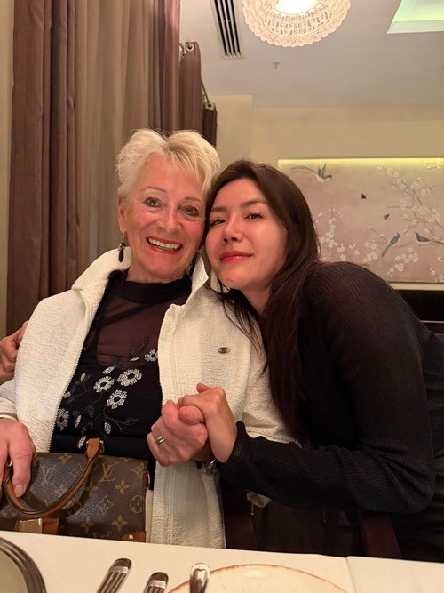 Đăng tải khoảnh khắc bên mẹ chồng, Minh Tú viết: "Cú bắt tay này chấn động nhá. Cảm ơn ba má".