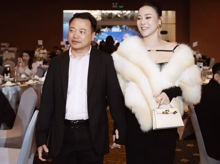 Công an TP Hà Nội vừa ra quyết định khởi tố vụ án, khởi tố bị can đối với Nguyễn Hòa Bình (thường gọi Shark Bình) về tội lừa đảo chiếm đoạt tài sản và vi phạm quy định về kế toán gây hậu quả nghiêm trọng. Hiện tại, mối quan hệ giữa Shark Bình và Phương Oanh vẫn là vợ chồng. Ảnh: Vietnamnet.