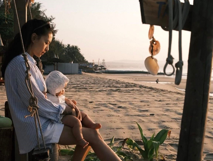 Huy Trần ghi lại khoảnh khắc vợ con cùng ngắm biển.