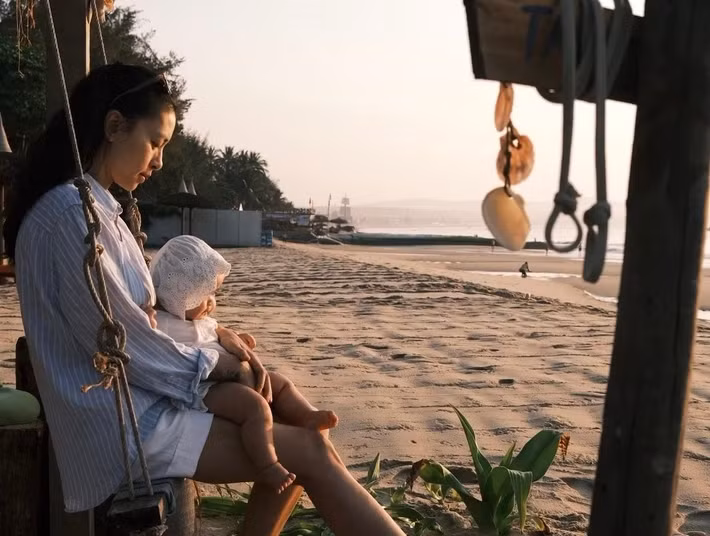 Huy Trần ghi lại khoảnh khắc vợ con cùng ngắm biển.