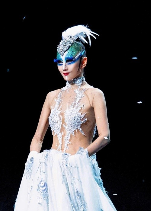 Đến năm 26 tuổi, Dương Lệ Bình lần đầu được thể hiện vũ đạo Linh hồn Khổng tước. Trong 20 năm làm biên đạo, bà từng được đến với nhiều sân khấu có quy mô lớn. Vũ kịch Khổng tước chỉ là một trong những tác phẩm bà đã biên đạo. Ảnh: Vietnamnet.