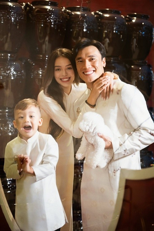 Dianka đã có 4 năm làm dâu Việt. Dịp Tết vừa qua, cô cùng chồng và con diện áo dài truyền thống. Ảnh: FB Bùi Tiến Dũng.