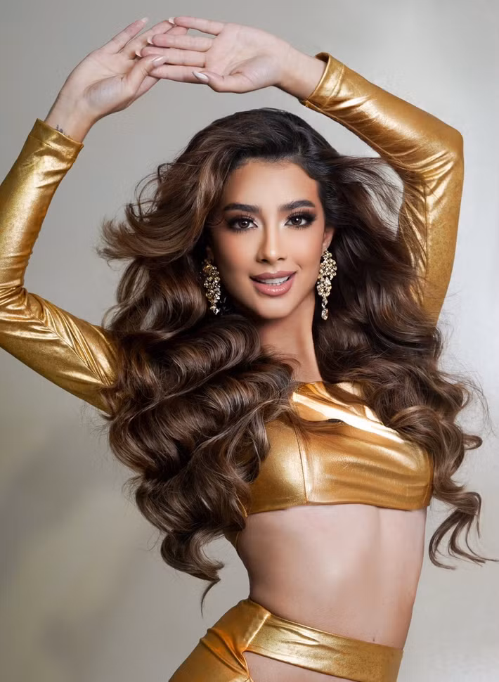 Samantha Quenedit là Hoa hậu Hoà bình Ecuador 25 tuổi, tốt nghiệp ngành truyền thông, có bằng thạc sĩ về khiêu vũ. Xuất hiện trên truyền hình từ nhỏ, Samantha hiện là một ca sĩ. Cô từng đoạt danh hiệu á hậu 2 tại cuộc thi Hoa hậu Ecuador 2022. Ảnh: Miss Grand International.