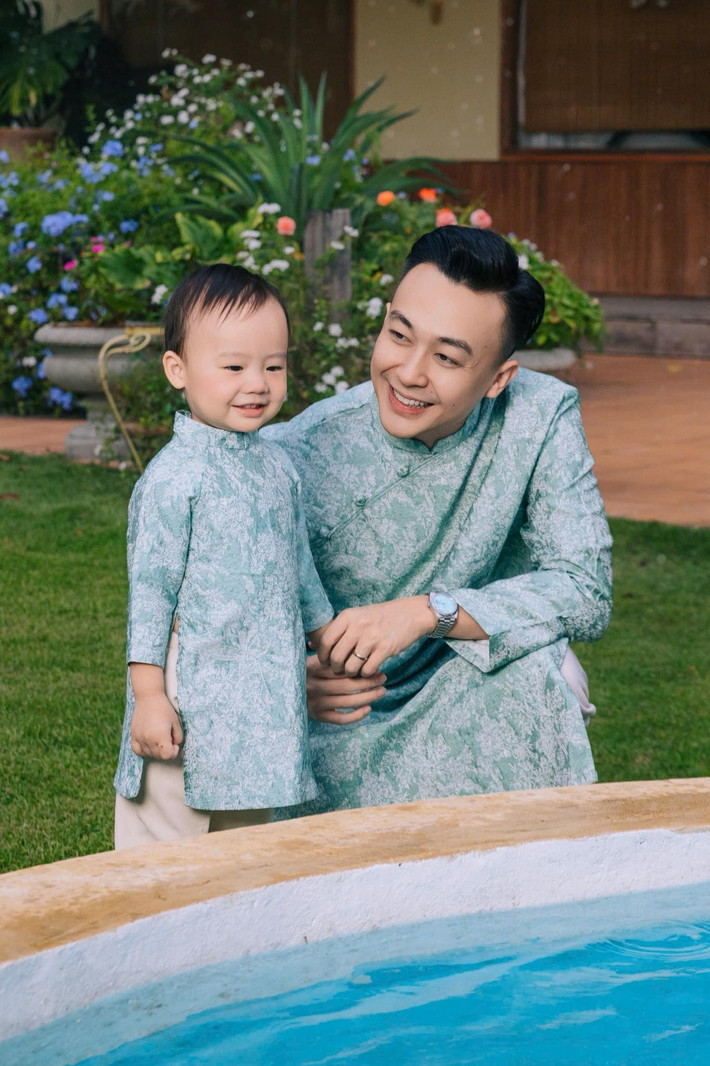 Con trai của Hoa hậu Ngân Anh – MC Phan Tô Ny thu hút sự chú ý khi diện áo dài truyền thống ngày Tết. Vẻ ngoài kháu khỉnh, lanh lợi của cậu nhóc nhận được nhiều lời khen. Ảnh: FB Phan Tô Ny.