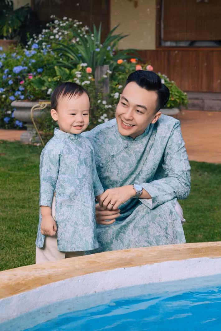 Con trai của Hoa hậu Ngân Anh – MC Phan Tô Ny thu hút sự chú ý khi diện áo dài truyền thống ngày Tết. Vẻ ngoài kháu khỉnh, lanh lợi của cậu nhóc nhận được nhiều lời khen. Ảnh: FB Phan Tô Ny.
