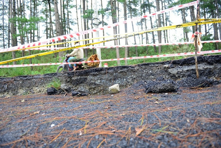 Một số điểm mặt đường bị lún sâu hơn 40cm, lực lượng chức năng đã căng dây, cắm biển cảnh báo nguy hiểm. Ông Nguyễn Vĩnh Tấn, người dân xã D’ran cho biết, việc phong tỏa đèo đã ảnh hưởng lớn đến việc sản xuất nông nghiệp, tuy nhiên an toàn là trên hết. “Tôi có rẫy cà phê ở khu vực núi Min, cách hiện trường không xa. Giờ muốn lên vườn phải đi vòng qua quốc lộ 27 rồi trở lại Đà Lạt, quãng đường xa thêm hơn 60km”, ông Tấn chia sẻ.