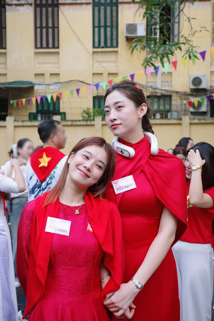 Lương Thùy Linh và Hoàng Yến Chipi cùng mặc áo dài đỏ trong buổi tổng duyệt. Ảnh: Sen Vàng.