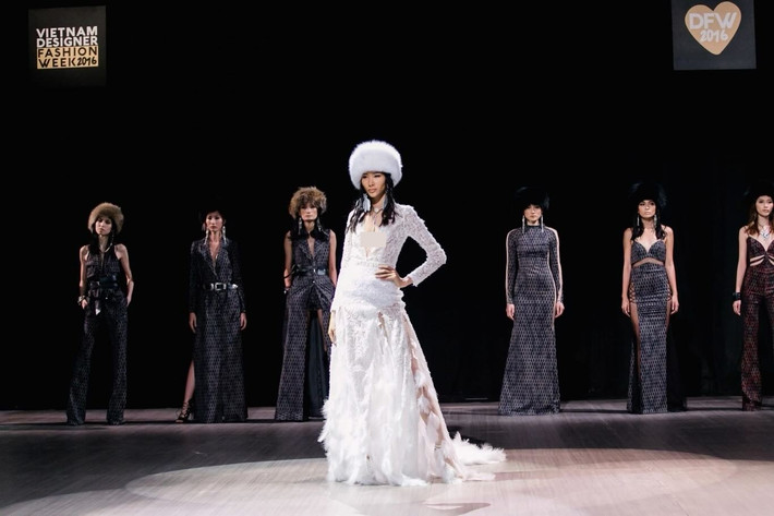 Thời điểm đăng quang quán quân Vietnam's Next Top Model 2011, Hoàng Thùy sở hữu thân hình cò hương, phù hợp với tiêu chuẩn người mẫu high fashion quốc tế lúc bấy giờ.