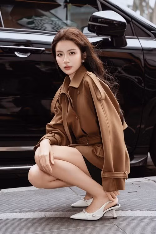 Các item như croptop, váy ngắn hay blazer dáng cơ bản thường xuyên xuất hiện trong tủ đồ, giúp cô linh hoạt biến hóa hình ảnh mà không cần quá nhiều chi tiết cầu kỳ.