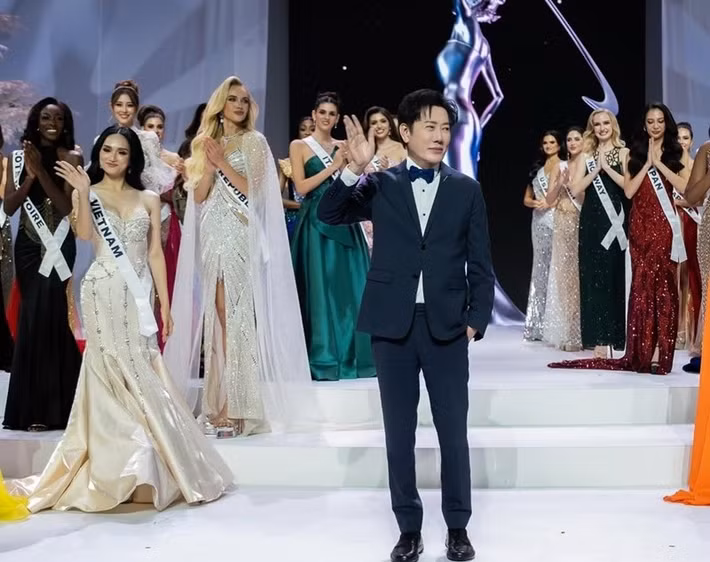 Miss Universe 2025 diễn ra đầy ồn ào. Theo Tiền Phong, ông Nawat Itsaragrisil - người chịu trách nhiệm về việc đăng cai tổ chức cuộc thi tại Thái Lan đã có những phát ngôn thiếu chuẩn mực trong buổi trao sash. Ảnh: FB Nawat Itsaragrisil.