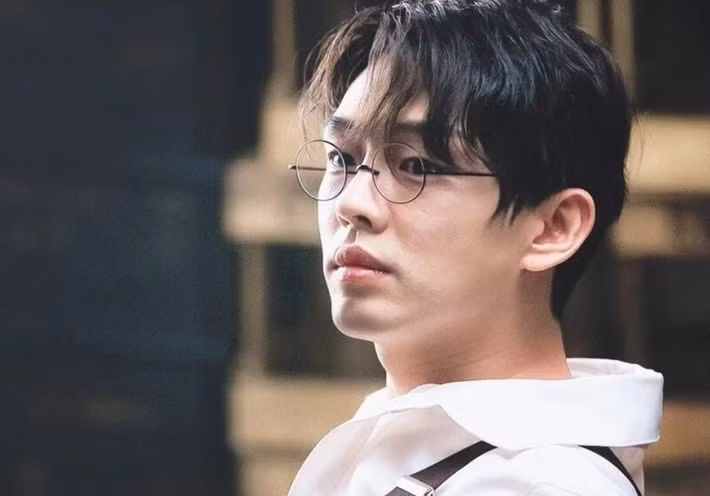 Theo VTV, trong phiên tòa vào tháng 9/2023, Yoo Ah In bị kết án 1 năm tù giam, phạt hơn 1.300 USD và bị yêu cầu hoàn thành 80 giờ giáo dục cai nghiện ma túy. Ngoài ra, anh phải nộp thêm khoản tiền phạt hơn 1.000 USD. Ảnh: VOV.