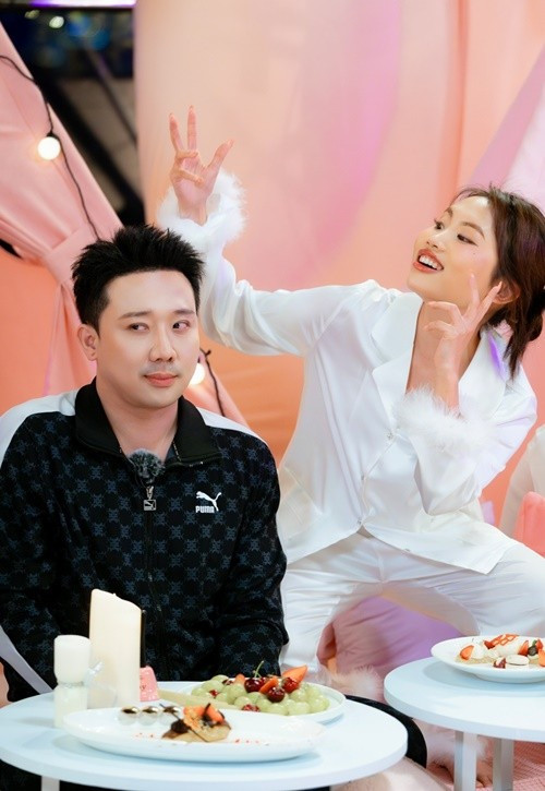 Trấn Thành đang dẫn chương trình Em xinh say hi. Trong chương trình, anh thân thiết với Phương Mỹ Chi - một trong số 30 nữ nghệ sĩ góp mặt trong gameshow này. Ảnh: FB Phương Mỹ Chi.