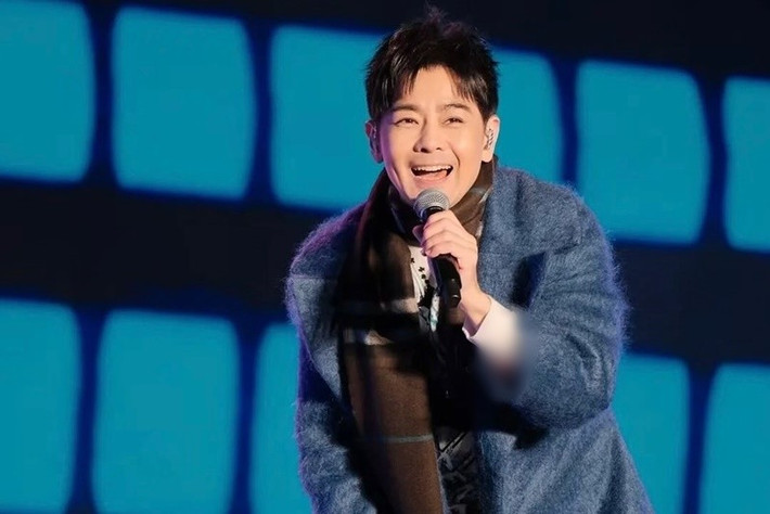 Lâm Chí Dĩnh tập vật lý trị liệu để phục hồi khả năng vận động. Ảnh: FB Lâm Chí Dĩnh.