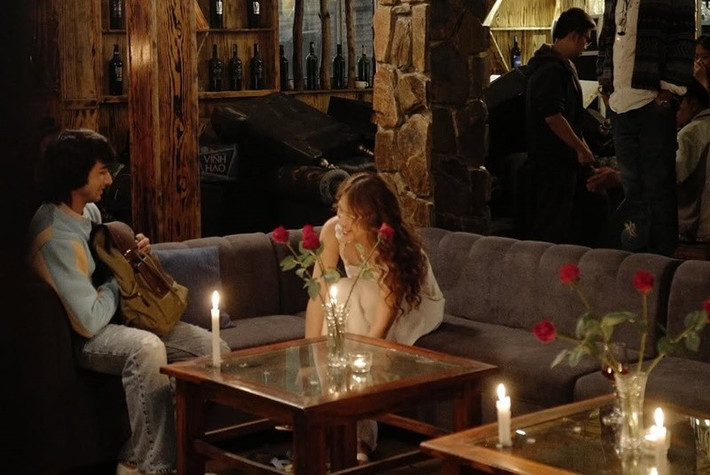 Khả Ngân còn dành phần lớn thời gian để trau dồi ngoại ngữ, thường xuyên trò chuyện với Shantanu Maheshwari để có sự tương tác tốt trước khi phim bấm máy. Ảnh: Instagram Khả Ngân.