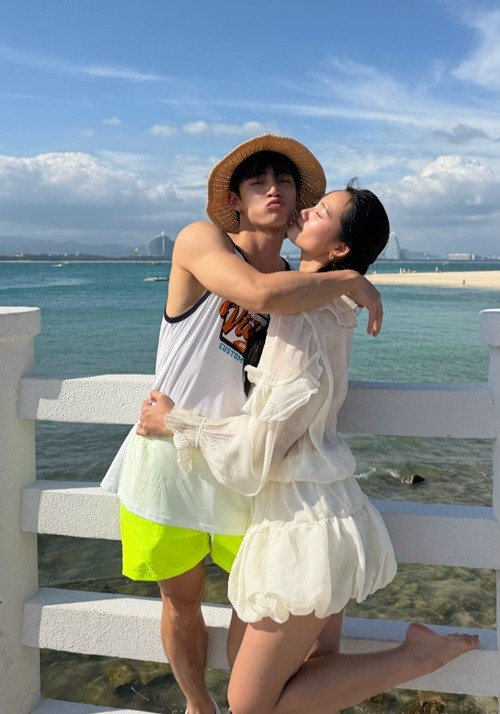 Neyun liên tục công khai hình ảnh hẹn hò Quỳnh Anh. Ảnh: FB Neyun.