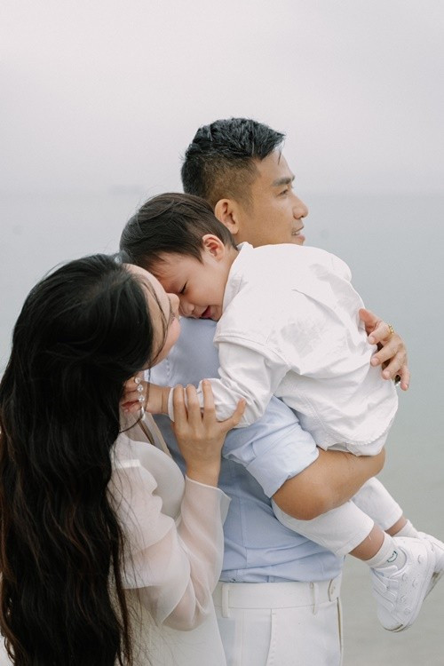 Trước đó, Hồ Quỳnh Hương đăng tải những khoảnh khắc bình yên hạnh phúc bên con trai và chồng trên biển.