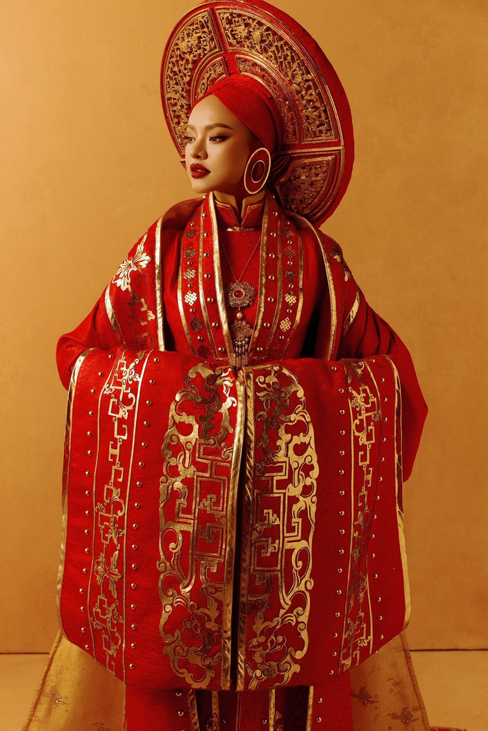 Đến với Miss Charm 2025, Mai Ngô diện trang phục dân tộc mang tên Hậu Ấn Kim Hoa. Nàng hậu cho biết, thiết kế lấy Nam Phương Hoàng hậu làm tâm điểm cảm hứng – người phụ nữ biểu tượng của đức hạnh, lòng nhân ái và vẻ đẹp thanh cao. Ảnh: FB Mai Ngô.