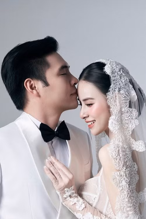 Người đẹp lần đầu tiên đăng tải hình ảnh gần như rõ mặt chồng. Ảnh: Instagram Hương Liên.