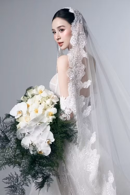 Hương Liên đẹp không tỳ vết khi khoác lên mình chiếc váy cưới. Ảnh: Instagram Hương Liên.