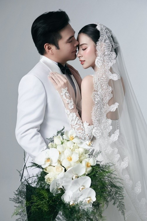 Trên trang cá nhân Instagram, Hương Liên hé lộ loạt ảnh cưới trong studio. Ảnh: Instagram Hương Liên.