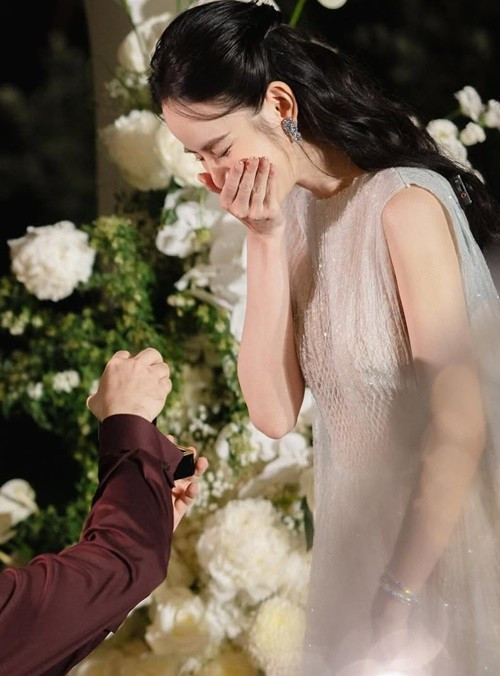 Khi nhận lời cầu hôn của Lê Minh Trung, Hương Liên vô cùng xúc động. Ảnh: Instagram Hương Liên.