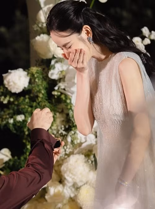 Khi nhận lời cầu hôn của Lê Minh Trung, Hương Liên vô cùng xúc động. Ảnh: Instagram Hương Liên.