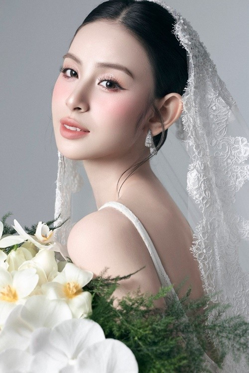 Theo Znews, nữ người mẫu đăng ký kết hôn vào đầu tháng 7/2025 sau lễ ăn hỏi vào tháng 6/2025. Ảnh: Instagram Hương Liên.