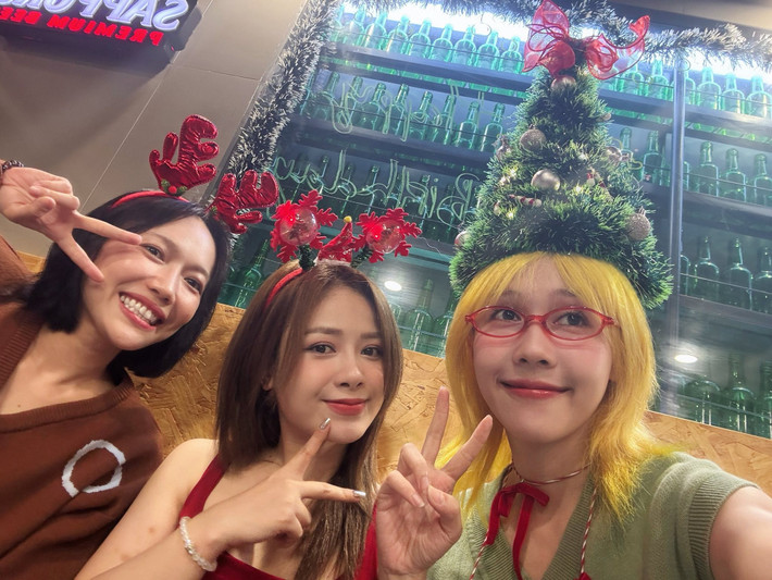 Ngoài các buổi tất niên, nhóm nhạc của Diệu Nhi vẫn thường xuyên hội ngộ trong những dịp lễ, Tết hoặc khi có thời gian rảnh hiếm hoi. Ảnh: FB Hậu Hoàng.
