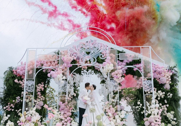 Vợ chồng Hồ Quỳnh Hương viết nên một cái kết đẹp cho hành trình 9 năm đồng hành, sẻ chia và cùng lan tỏa lối sống xanh. Ảnh: FB Hồ Quỳnh Hương.