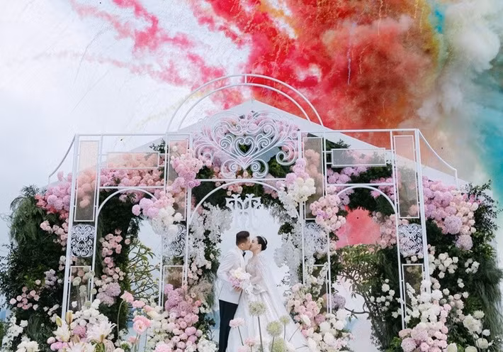 Vợ chồng Hồ Quỳnh Hương viết nên một cái kết đẹp cho hành trình 9 năm đồng hành, sẻ chia và cùng lan tỏa lối sống xanh. Ảnh: FB Hồ Quỳnh Hương.