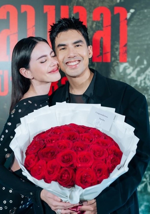 Ter Chantavit có nhiều hành động lãng mạn dành cho Mai Davika. Vào mỗi sự kiện quan trọng, nam biên kịch tặng hoa hồng cho người yêu. Ảnh: Instagram Ter Chantavit.