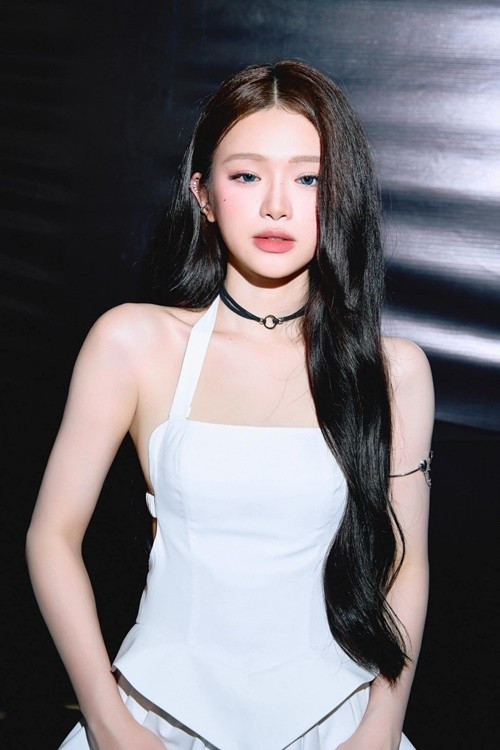 Trong khi Dương Domic là ca sĩ, gây chú ý sau chương trình Anh trai say hi 2024, Linh Ka từng tham gia một số sản phẩm âm nhạc. Theo Thế Giới Điện Ảnh, năm 2023, Linh Ka phát hành EP đầu tay tên CHU. Ảnh: Thể Thao Văn Hóa.