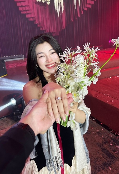Tại một đám cưới, diễn viên Lan Thy bất ngờ được nửa kia cầu hôn trước sự chứng kiến của đông đảo người thân, bạn bè. Ảnh: FB Lan Thy.