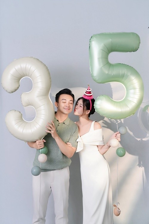 Khi con trai Tino, Tô Ny luôn đặt sức khỏe và niềm vui của con lên hàng đầu, không ngại tìm hiểu những việc lần đầu làm cha như thay tã, tìm hiểu sữa công thức, các mốc phát triển để đồng hành cùng con mà không gây áp lực.