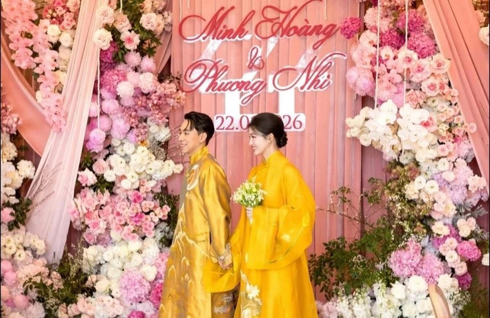 Minh Hoàng gây chú ý với áo dài thêu họa tiết mặt trời và núi non. Ảnh: Vũ Mạnh Tuấn/Znews.