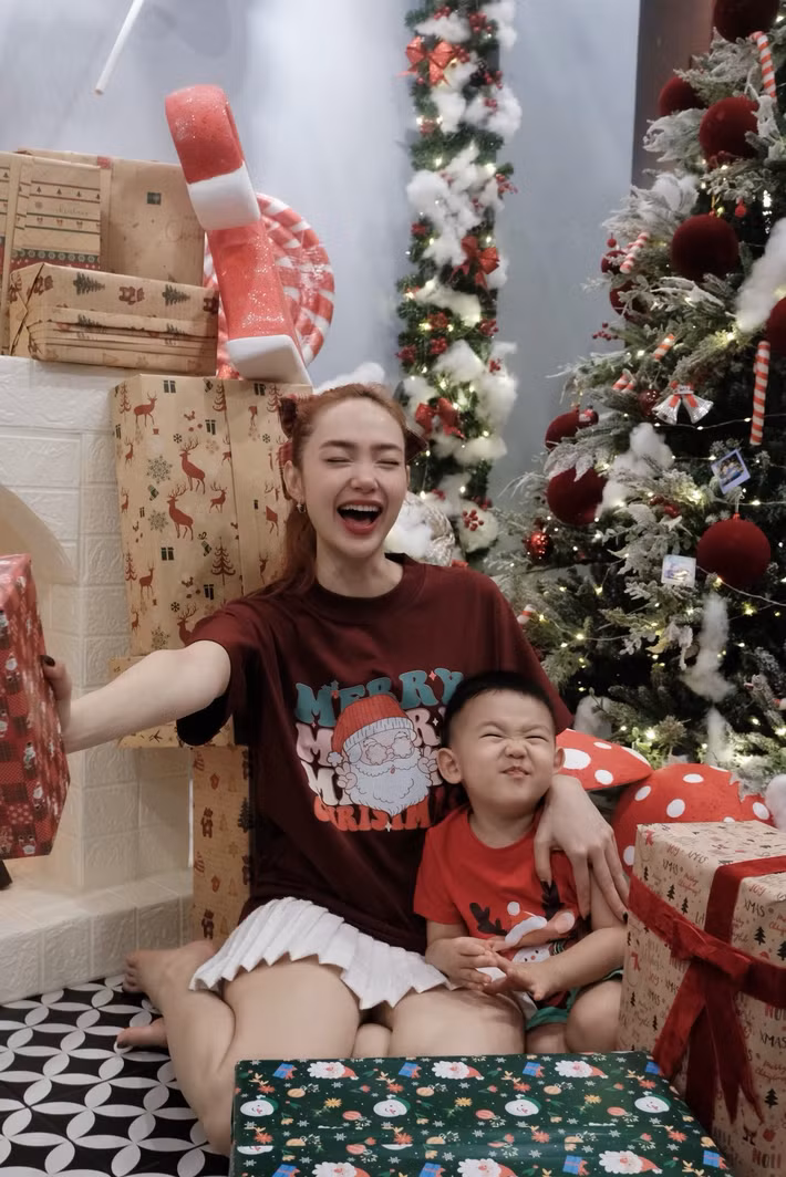 Con trai Minh Hằng càng lớn càng kháu khỉnh.