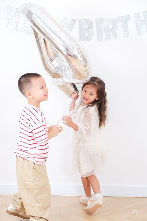 Bé Lisa điềm đạm, ra dáng chị gái còn bé Leon tinh nghịch. Ảnh: FB Henrylisaleon.