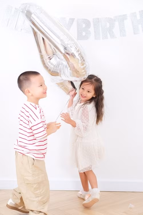 Bé Lisa điềm đạm, ra dáng chị gái còn bé Leon tinh nghịch. Ảnh: FB Henrylisaleon.