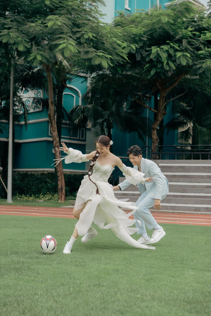 Cặp đôi thực hiện bộ ảnh trên sân bóng đá, theo phong cách hài hước, nhí nhảnh. "Hai đứa mình chơi với nhau vui vẻ nha! Đứa nào chơi mà cọc thì méc phụ huynh", Puka dí dỏm viết.