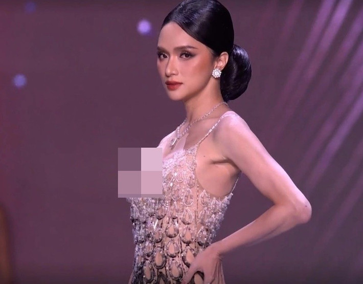 Trong phần thi trang phục dạ hội, Hương Giang diện đầm bó sát, đính kết pha lê. Ảnh: Tiền Phong.