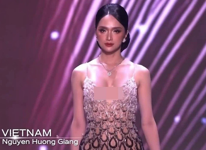 Đại diện Việt Nam búi tóc cao trong phần thi trang phục dạ hội. Ảnh: Tiền Phong.