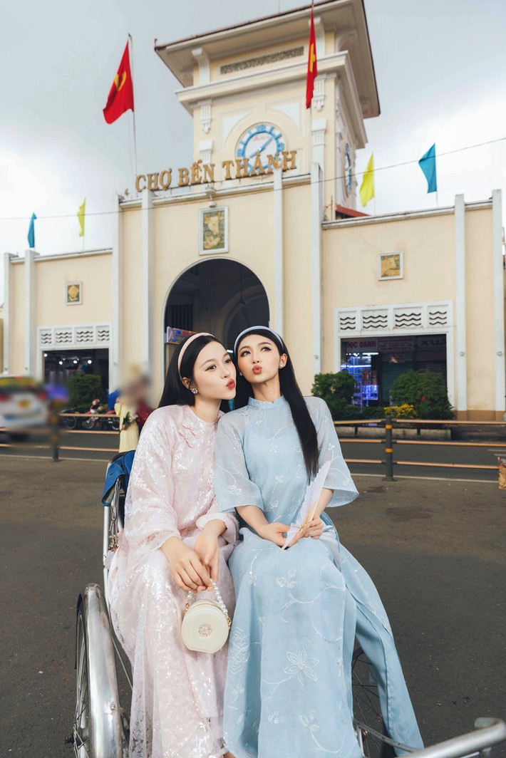 Hai mỹ nhân thích thú ngồi xích lô dạo phố ở TP HCM.