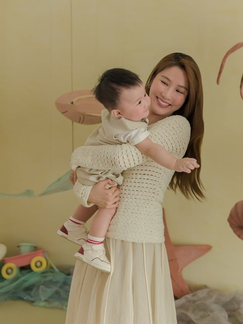 Trên trang cá nhân, Diễm My 9x đăng tải loạt ảnh mới bên con trai. Nữ diễn viên cùng quý tử diện trang phục cùng tông màu.