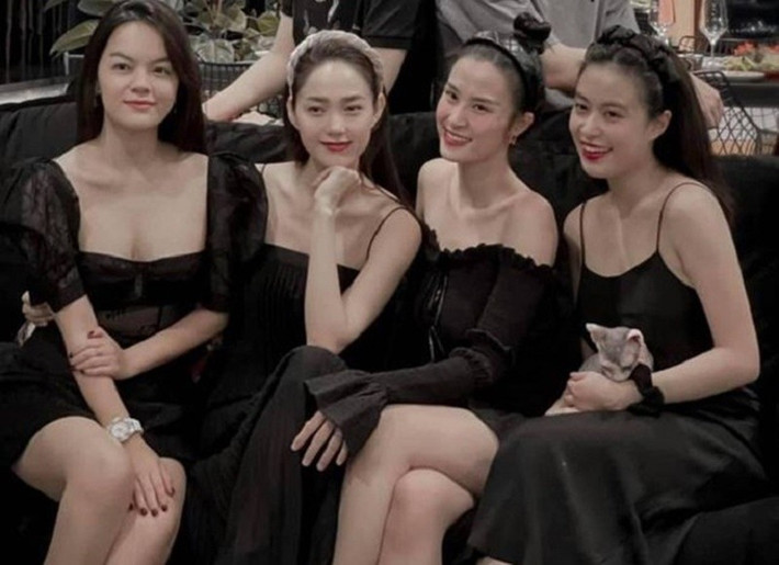 Minh Hằng và Đông Nhi chơi trong nhóm Gia đình văn hóa. Chia sẻ về nhóm bạn, Đông Nhi từng viết: "Chỉ cần có cái cớ thì cuộc vui nào cũng sẽ đều có thể được diễn ra liền, ngay và lập tức với Gia đình văn hoá 2020 nhé". Ảnh: Dân Việt.