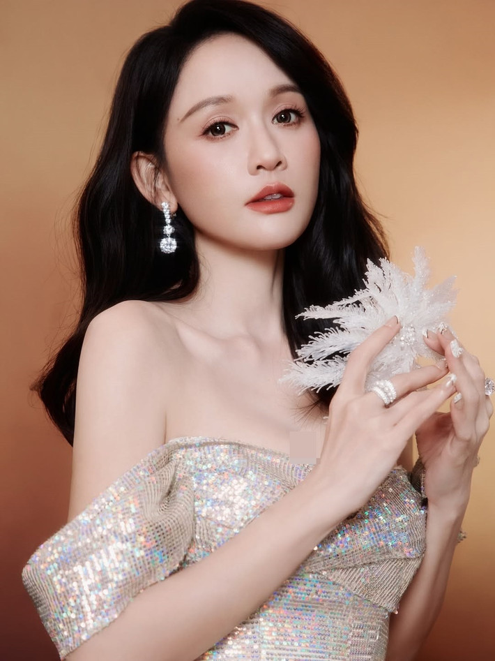 Trên thảm đỏ hay tại các sự kiện giải trí, Trần Kiều Ân thường ưu ái váy liền dáng dài, thiết kế tối giản, tôn vóc dáng mảnh mai. Ở đời thường, phong cách của Trần Kiều Ân hướng đến sự thoải mái và trẻ trung. Cô yêu thích quần jeans, áo phông, sơ mi rộng, cardigan hoặc váy suông đơn giản.